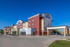 een lege parkeerplaats voor een hotel bij Baymont by Wyndham Rapid City in Rapid City