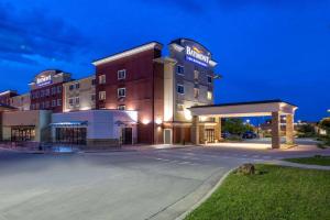 Un hotel con un estacionamiento enfrente. en Baymont by Wyndham Rapid City, en Rapid City