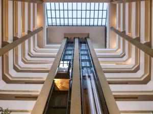 an empty escalator in a building with stairs at Mercure Belo Horizonte Vila da Serra in Belo Horizonte