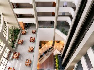 an overhead view of the lobby of a building at Mercure Belo Horizonte Vila da Serra in Belo Horizonte