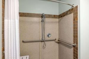 Un baño de Baymont by Wyndham Rapid City