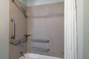 Un baño de Baymont by Wyndham Rapid City