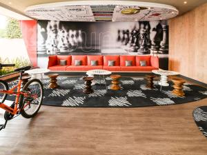 ibis Campo Grande في كامبو غراندي: غرفة معيشة مع أريكة ودراجة