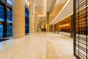 un corridoio di un edificio con pavimenti e colonne in legno di Wyndham Chongqing Yuelai a Chongqing
