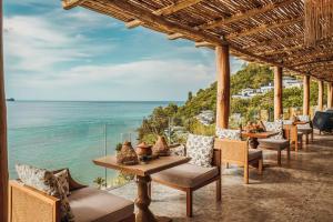 een restaurant met uitzicht op de oceaan bij Conrad Koh Samui in Taling Ngam Beach