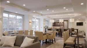 um restaurante com mesas e cadeiras e um bar em Hampton Inn Hallandale Beach-Aventura em Hollywood