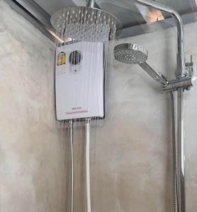 La salle de bains est pourvue d'une douche avec un pommeau de douche. dans l'établissement NiNo San Glamping - Pak Chong, à Pak Chong