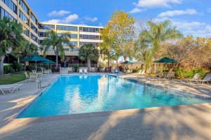 a large swimming pool in front of a building at La Quinta by Wyndham New Orleans Airport in Kenner