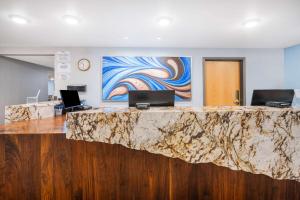 a lobby with a marble counter with two laptops on it at Baymont by Wyndham Keystone Near Mt. Rushmore in Keystone