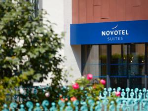 ein Gebäude mit einem Schild, das neue Suiten liest in der Unterkunft Novotel Suites Colmar Centre in Colmar