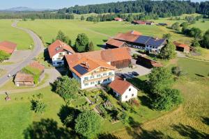 una vista aérea de una casa grande con patio en Xaver en Rottenbuch