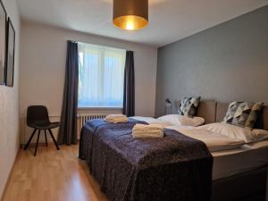 um quarto com 2 camas e uma janela em Apartment Via Surpunt - Signal - 5 Rooms em St. Moritz