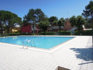 una gran piscina con aicrobialicrobialicrobialicrobial en Modern flat in a fantastic residence with pool, en Bibione