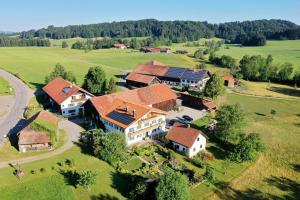 una vista aérea de una gran casa con techos rojos en Lina, en Rottenbuch