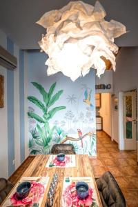 comedor con mesa y lámpara de araña en Art Apartment Ticino, en Vacallo