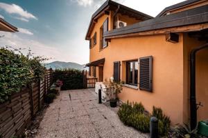 ein Haus mit einem Weg neben einem Gebäude in der Unterkunft Art Apartment Ticino in Vacallo