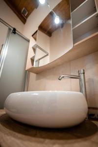 沃卡羅的住宿－Art Apartment Ticino，浴室设有白色水槽和镜子