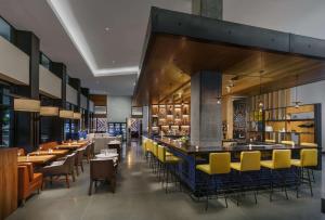 un restaurante con sillas amarillas y un bar en Hyatt Centric Mountain View, en Mountain View