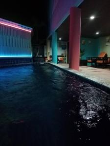 una piscina por la noche en una casa en Colorize Boutique Hotel, en Lamai