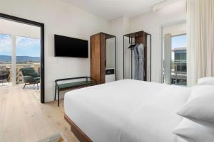 Hyatt Centric Mountain View客房内的一张或多张床位