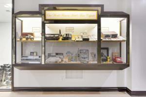 ein Display-Gehäuse in einem Laden mit Gegenständen darin in der Unterkunft Chateau Mar Golf Resort, Trademark Collection by Wyndham in Lauderhill