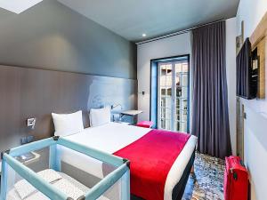 Habitación de hotel con cama y ventana en ibis Styles Chaves en Chaves