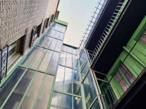 un grand bâtiment avec une façade en verre et un escalier dans l'établissement Greet Boulogne Billancourt Paris, à Boulogne-Billancourt