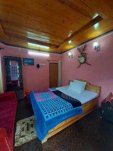 een slaapkamer met een groot bed in een kamer bij Jharna Natural Homestay Mirik in Mirik