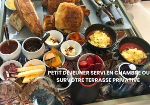 uma bandeja cheia com diferentes tipos de alimentos sobre uma mesa em Les Tchanquées em Le Touquet-Paris-Plage