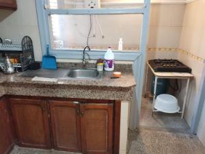 a small kitchen with a sink and a stove at Appartement 70m 2 à 2 min de la gare de Safi in Safi