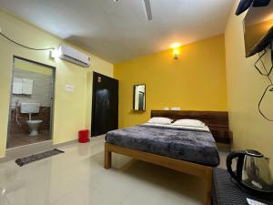 The Kaya Inn Srirangam客房内的一张或多张床位