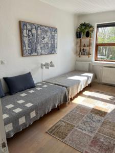 een slaapkamer met 2 bedden en een tapijt bij Hus og have i Herning, 100 kvm ialt in Herning