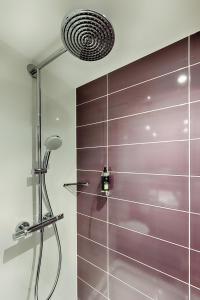 um chuveiro com uma porta de vidro na casa de banho em Premier Inn Frankfurt City Europaviertel em Frankfurt
