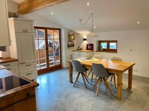 cocina con mesa de madera y sillas en Chalet Hochgern, en Staudach-Egerndach