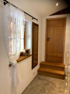 um quarto com uma porta, uma janela e uma escada em Chalet Hochgern em Staudach-Egerndach