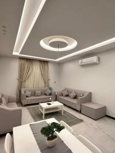 a living room with couches and a table at المسك للوحدات الفندقيه الفاخره in Medina