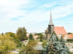 una imagen de una iglesia con campanario en MELLoWY: Rückzugsort Cölpin 4 Personen, 