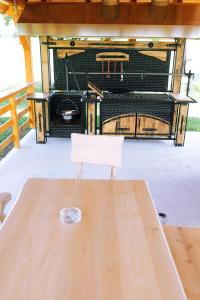 un tavolo in legno seduto di fronte a un garage di Aronija Zlatar a Nova Varoš