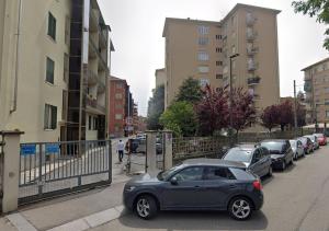 une voiture garée dans une rue à côté d'une voiture garée dans l'établissement Dolce Vita, garden, free parking, à Turin