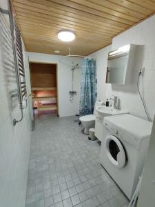 Koupelna v ubytování Kotimaailma - Tilava ja hyvin valoisa kaksio saunalla Tikkurilassa