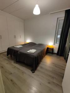 Postel nebo postele na pokoji v ubytování Kotimaailma - Tilava ja hyvin valoisa kaksio saunalla Tikkurilassa