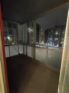 Balkón nebo terasa v ubytování Kotimaailma - Tilava ja hyvin valoisa kaksio saunalla Tikkurilassa