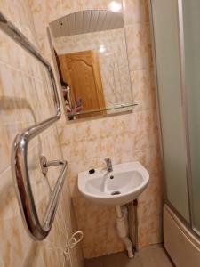 Un baño pequeño con lavabo y espejo. en Kambarių nuoma Žeimelyje, en Žeimelis