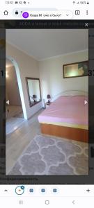 Una foto de un dormitorio con cama en Apartment on Khristo Boteva Street, en Chişinău
