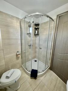 Phòng tắm tại Camera dubla cu balcon si living privat