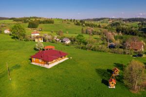una vista aerea di una casa in un campo verde di Aronija Zlatar a Nova Varoš Altre 29 foto