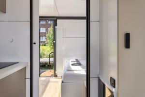 泽沃德Cosy tiny houseboats near beach and restaurants by Weltevreden Experience的带白色水槽和镜子的浴室 更多37张照片