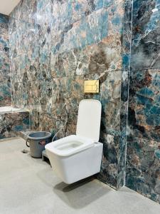 Hotel World View في Utrān: حمام به مرحاض وجدار حجري