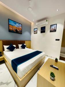 Hotel World View في Utrān: غرفة نوم بسرير كبير وشاشات على الحائط