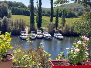 LamagdelameLa maison d'Innes的一群船停靠在河里